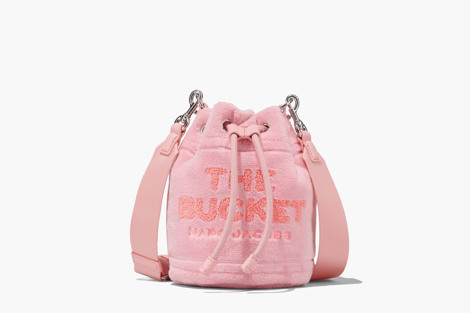 マーク ジェイコブス新作“タオル素材”のバケットバッグ＆サンダル、“涼し気”クリアピアスも