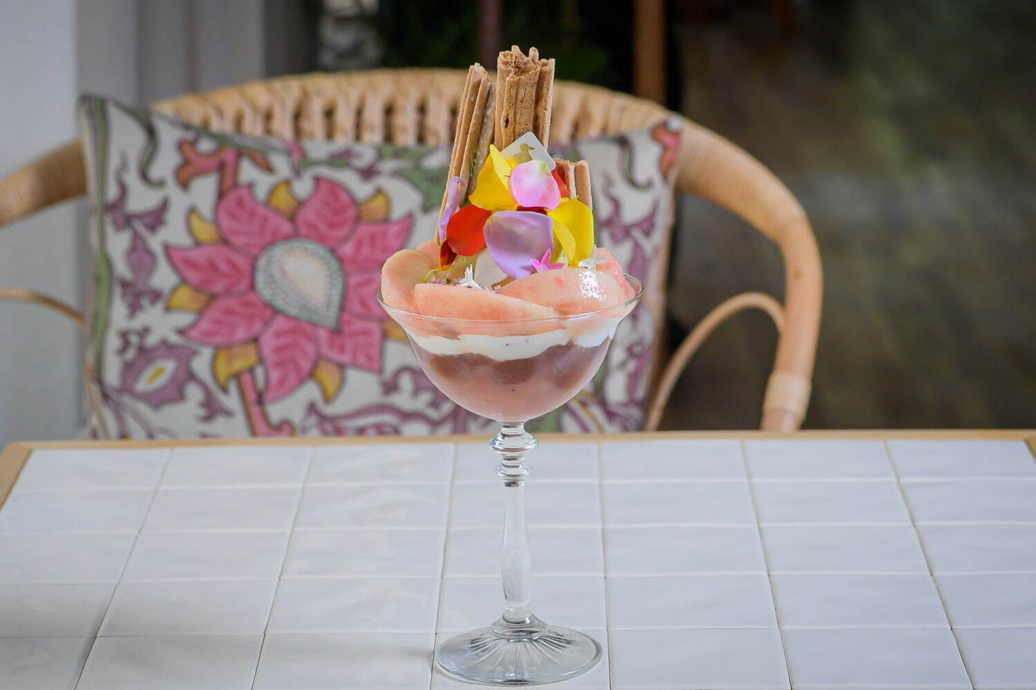 “食べられる花”ローズ＆桃のパフェ、人気ショコラティエが作る“味変を楽しむ”スイーツが日本橋兜町に｜写真3