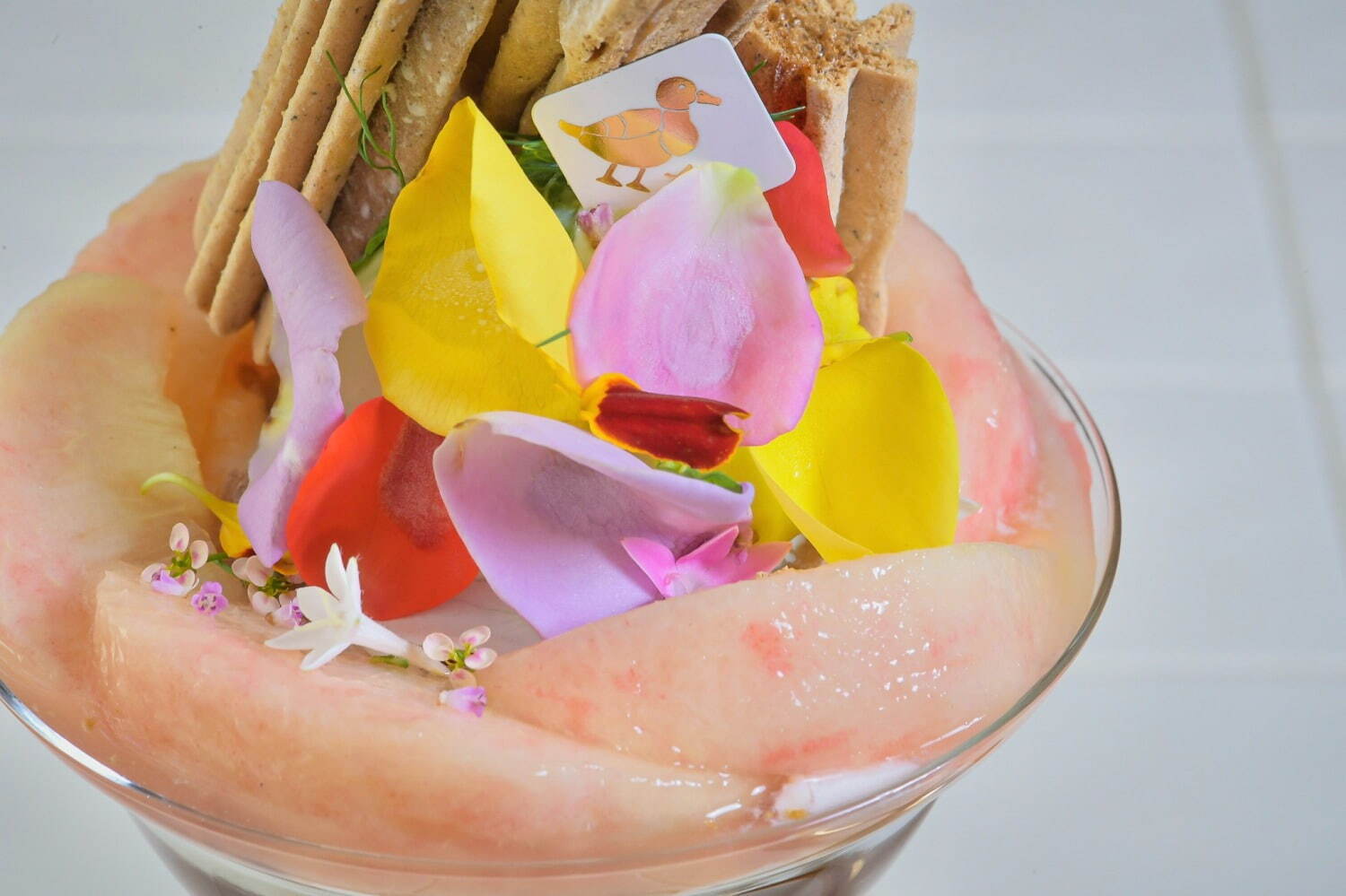 “食べられる花”ローズ＆桃のパフェ、人気ショコラティエが作る“味変を楽しむ”スイーツが日本橋兜町に｜写真1