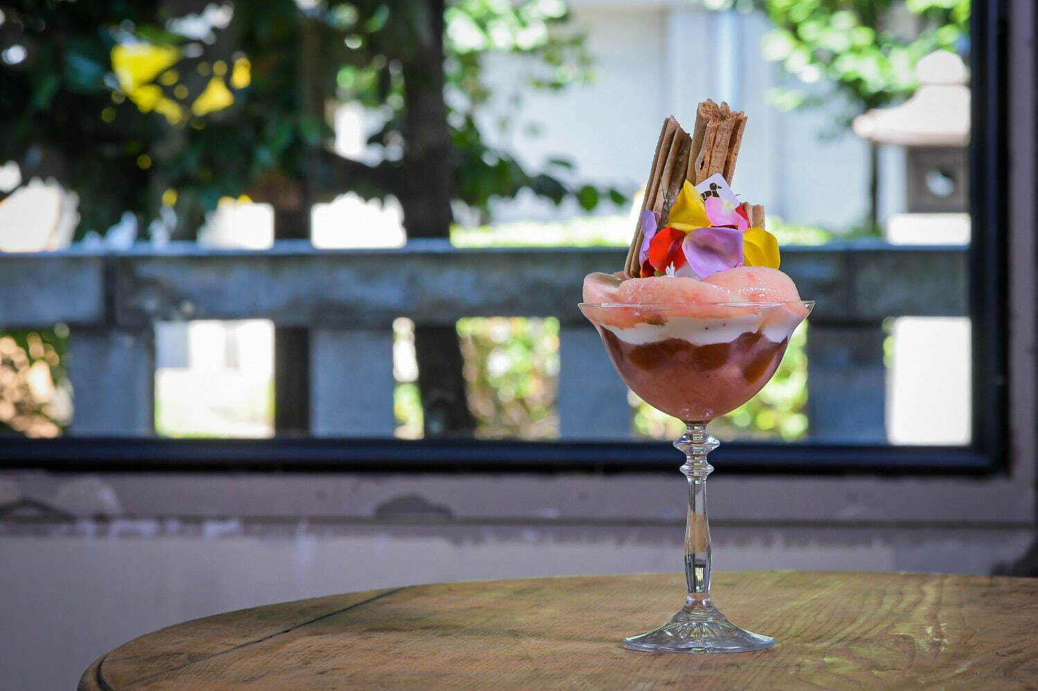“食べられる花”ローズ＆桃のパフェ、人気ショコラティエが作る“味変を楽しむ”スイーツが日本橋兜町に｜写真5