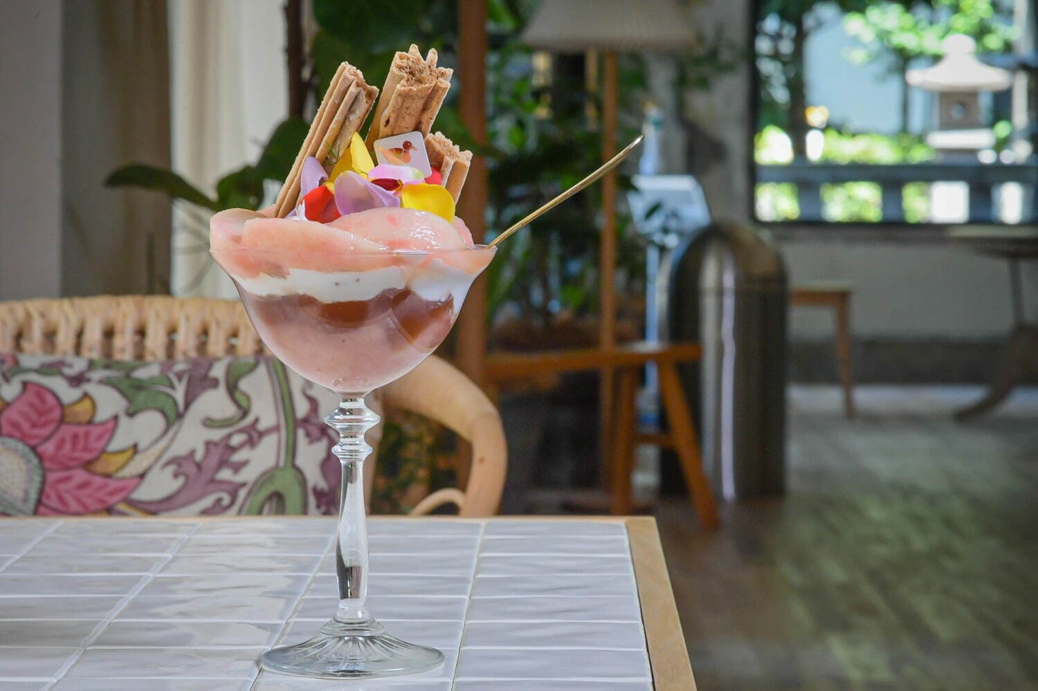“食べられる花”ローズ＆桃のパフェ、人気ショコラティエが作る“味変を楽しむ”スイーツが日本橋兜町に｜写真2