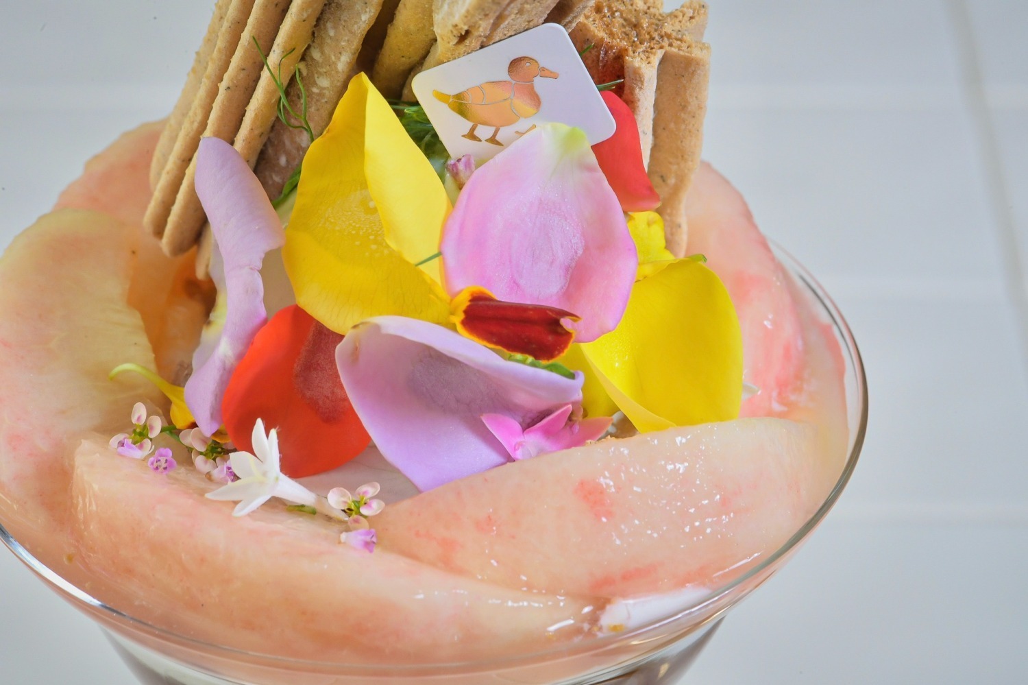 “食べられる花”ローズ＆桃のパフェ、人気ショコラティエが作る“味変を楽しむ”スイーツが日本橋兜町に
