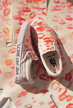 Vans スリッポン キスマークプリント VANS新作スニーカー、中国伝統モチーフの「オーセンティック