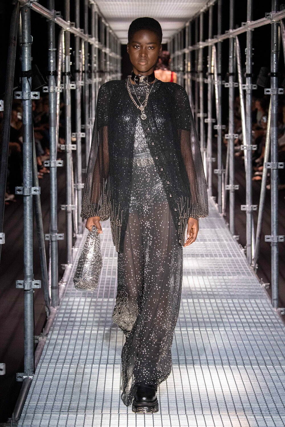 パコ ラバンヌ 2023年春夏コレクション - 未知の力に立ち向かう女性の力強さを投影｜写真29
