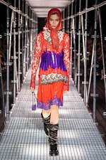 パコ ラバンヌ 2023年春夏コレクション - 未知の力に立ち向かう女性の力強さを投影｜写真1