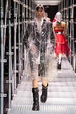 パコ ラバンヌ 2023年春夏コレクション - 未知の力に立ち向かう女性の力強さを投影｜写真9