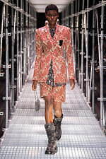 パコ ラバンヌ 2023年春夏コレクション - 未知の力に立ち向かう女性の力強さを投影｜写真10