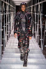 パコ ラバンヌ 2023年春夏コレクション - 未知の力に立ち向かう女性の力強さを投影｜写真11