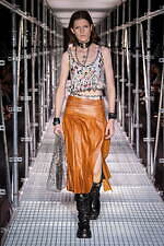 パコ ラバンヌ 2023年春夏コレクション - 未知の力に立ち向かう女性の力強さを投影｜写真14