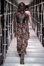 パコ ラバンヌ 2023年春夏コレクション - 未知の力に立ち向かう女性の力強さを投影｜写真16