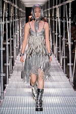 パコ ラバンヌ 2023年春夏コレクション - 未知の力に立ち向かう女性の力強さを投影｜写真18