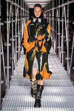 パコ ラバンヌ 2023年春夏コレクション - 未知の力に立ち向かう女性の力強さを投影｜写真23