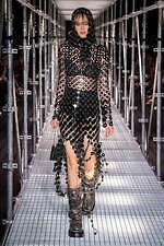 パコ ラバンヌ 2023年春夏コレクション - 未知の力に立ち向かう女性の力強さを投影｜写真34