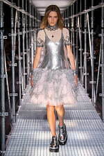 パコ ラバンヌ 2023年春夏コレクション - 未知の力に立ち向かう女性の力強さを投影｜写真37