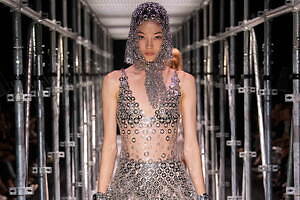 パコ ラバンヌ 2023年春夏コレクション - 未知の力に立ち向かう女性の力強さを投影