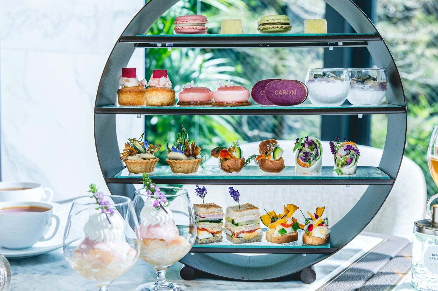 フォションホテル京都“フレグランス着想”のアフタヌーンティー、キャロンコラボの“薔薇”スイーツ