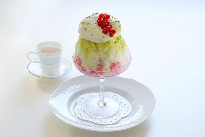 京都・長楽館“ブリオッシュ入り”新感覚かき氷、白桃ミルク＆ベリーピスタチオソースを重ねがけ｜写真5