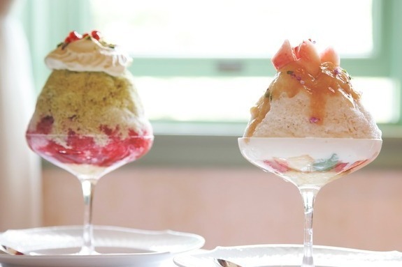 京都・長楽館“ブリオッシュ入り”新感覚かき氷、白桃ミルク＆ベリーピスタチオソースを重ねがけ