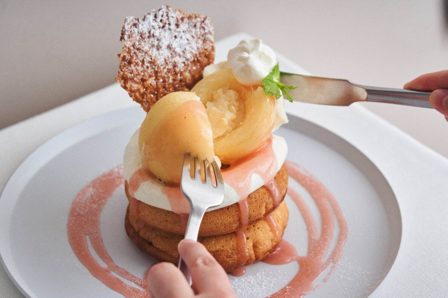 「まるごと“岡山白桃”とミルキークリームのパンケーキ」1,870円
※1日10食限定。