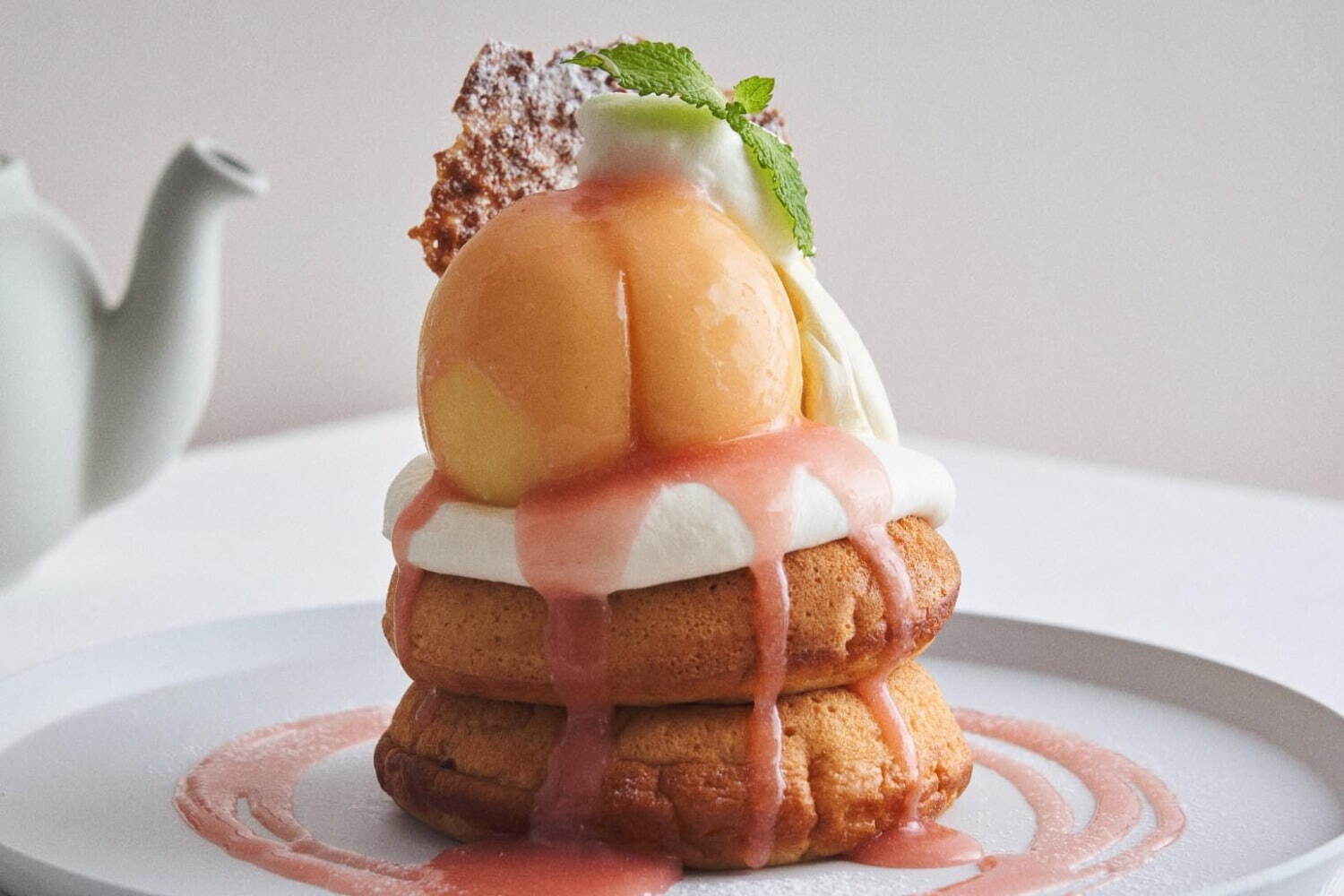 カフェ＆ブックス ビブリオテーク、産地直送“岡山白桃”丸ごと1つのパンケーキなど限定桃メニュー