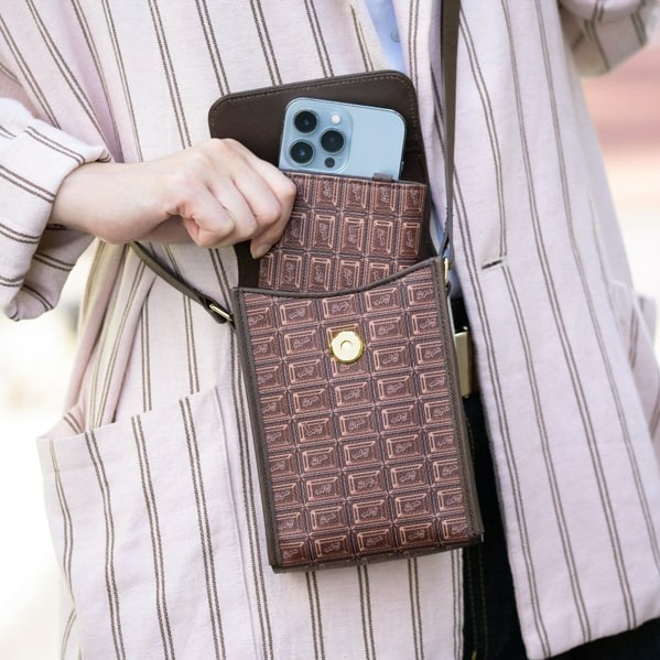 Q-pot.“ビターチョコレート”柄の新作ミニバッグ、スマートフォンやミニ財布を収納｜写真8