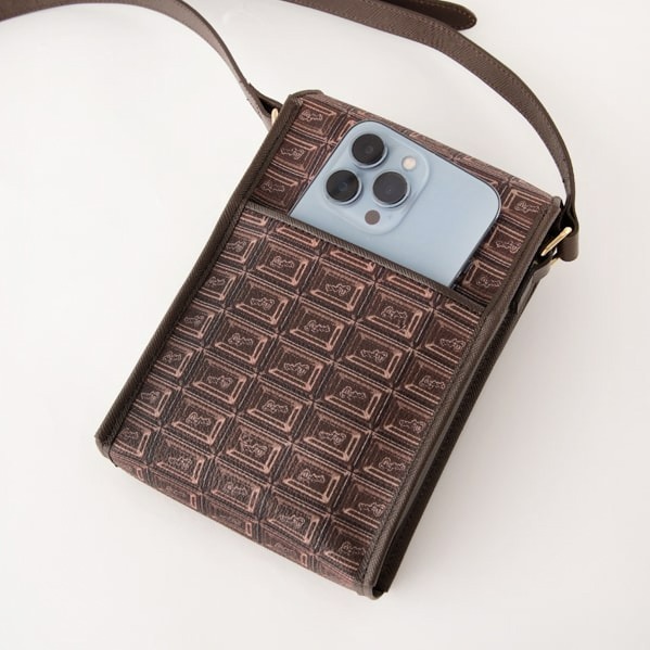 Q-pot.“ビターチョコレート”柄の新作ミニバッグ、スマートフォン