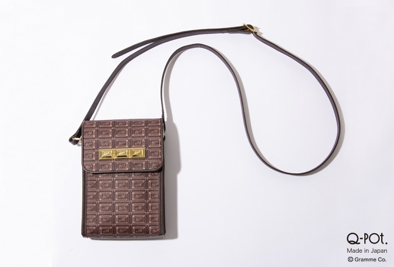 Q-pot.“ビターチョコレート”柄の新作ミニバッグ、スマートフォンやミニ財布を収納 ファッションプレス