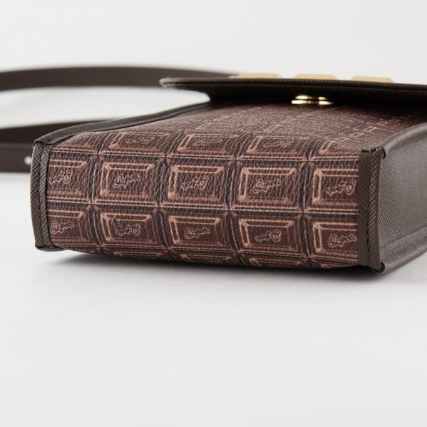 Q-pot.“ビターチョコレート”柄の新作ミニバッグ、スマートフォンやミニ財布を収納｜写真7