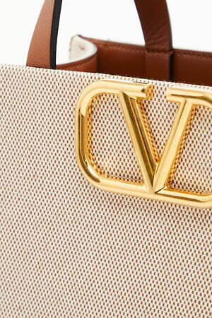 ヴァレンティノ新作バッグ「Vロゴ シグネチャー」を飾ったキャンバス
