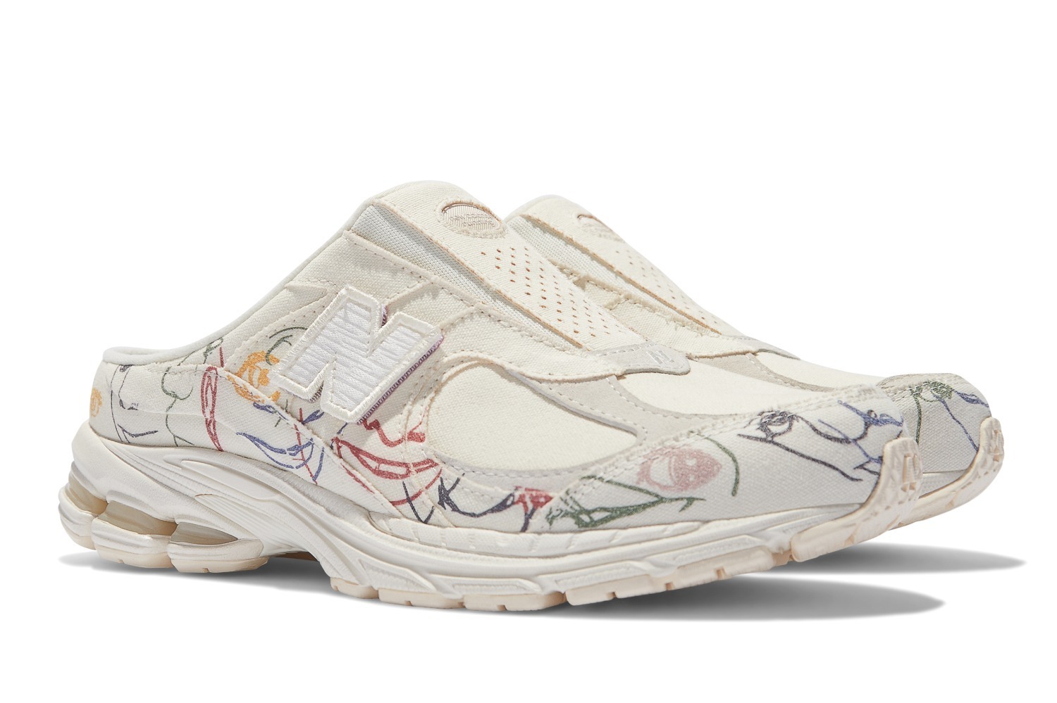 ニューバランス刺繍アート入りスニーカー「2002R」＆ミュール、米・現代アーティストとコラボ