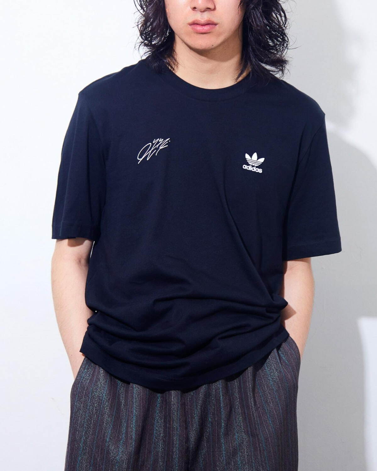 アディダス オリジナルス 鈴木一世 鮮やかな 三つ葉ロゴアート 配した限定tシャツ スウェット ファッションプレス