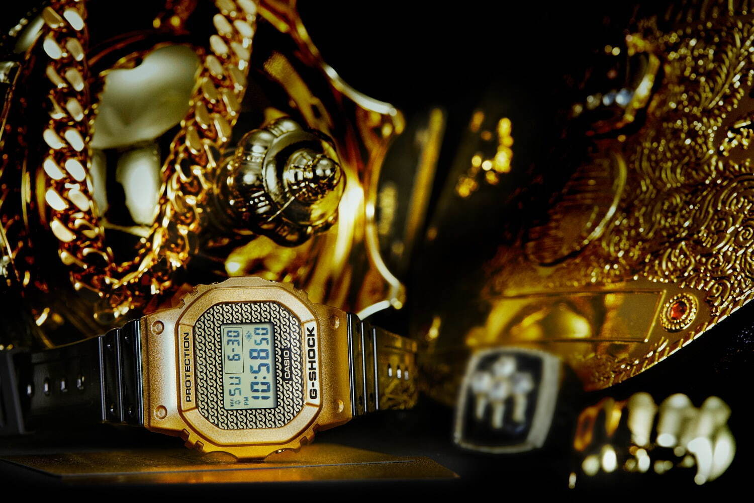 G-SHOCK“チェーンモチーフ”文字板のゴールド腕時計、付け替え可能なクリアバンド＆ベゼル付属｜写真1