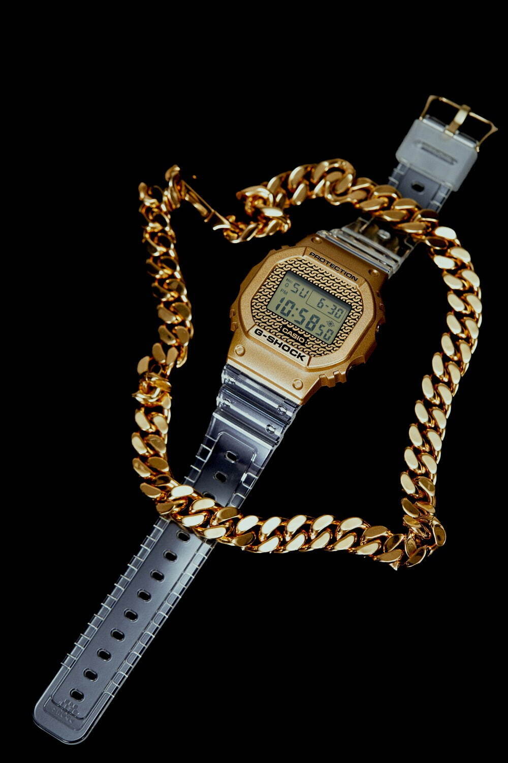 G-SHOCK“チェーンモチーフ”文字板のゴールド腕時計、付け替え可能なクリアバンド＆ベゼル付属｜写真3