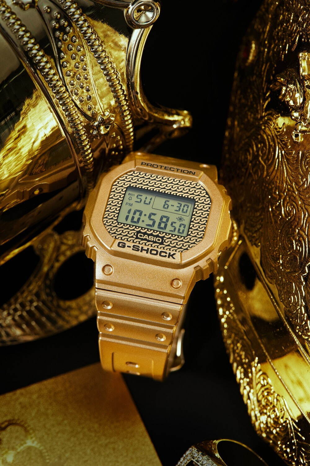 G-SHOCK“チェーンモチーフ”文字板のゴールド腕時計、付け替え可能なクリアバンド＆ベゼル付属｜写真5