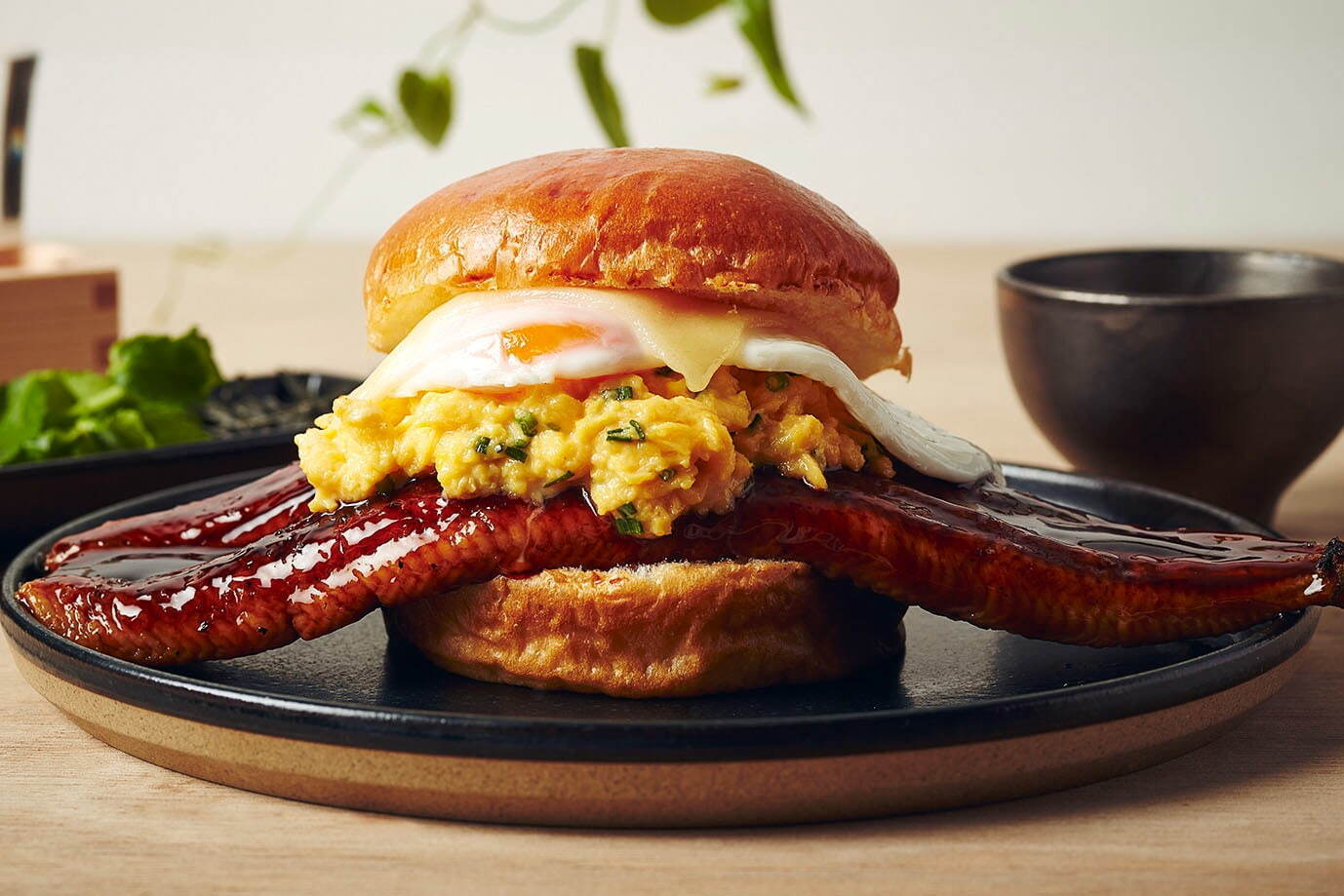 朝食(朝ごはん)｜「エッグスラット」から夏限定の鰻エッグサンド、香ばしいタレ×発酵バター香るスクランブルエッグ