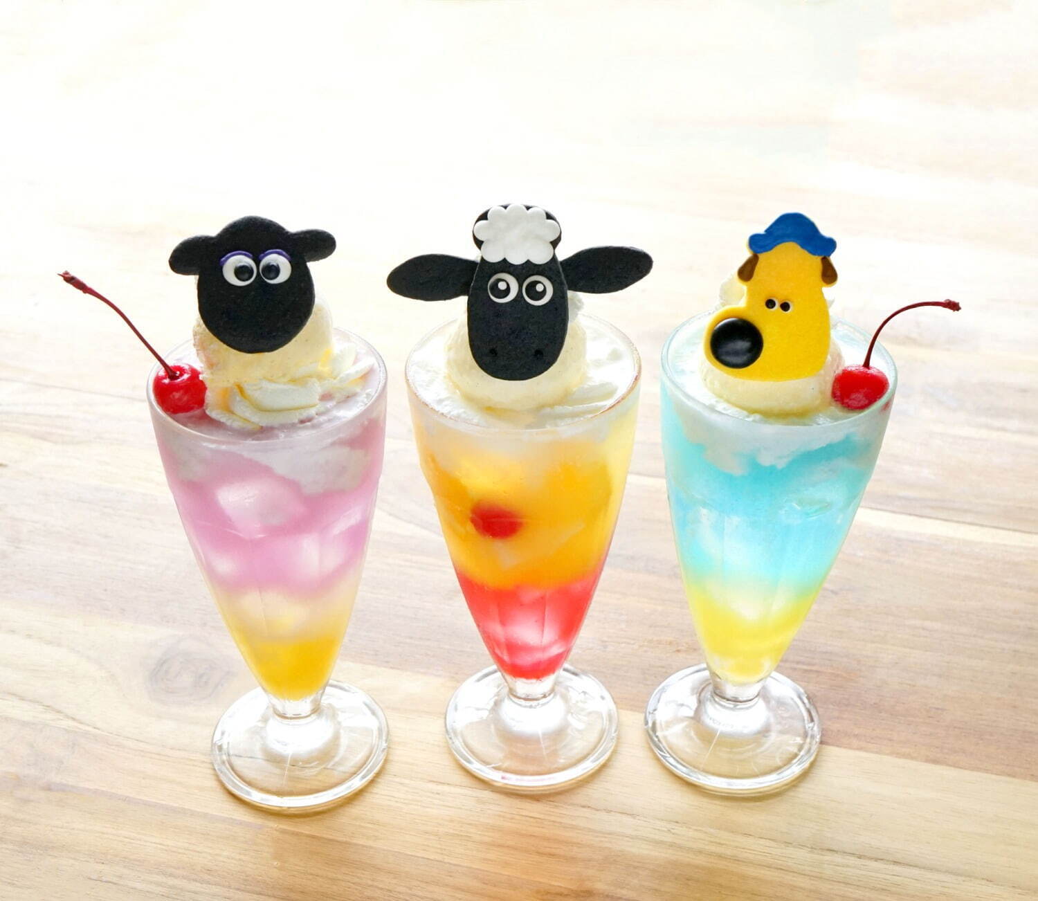 左から)シャーリーのトロピカルソーダ 1,100円、ショーンのピーチオレンジソーダ 1,200円
ビッツァーのブルーオレンジソーダ 1,100円