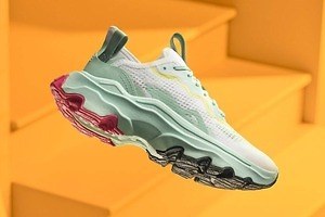 ソレル“アイスグリーン×差し色ピンク”のスニーカー、透け感のあるナイロンシューズも