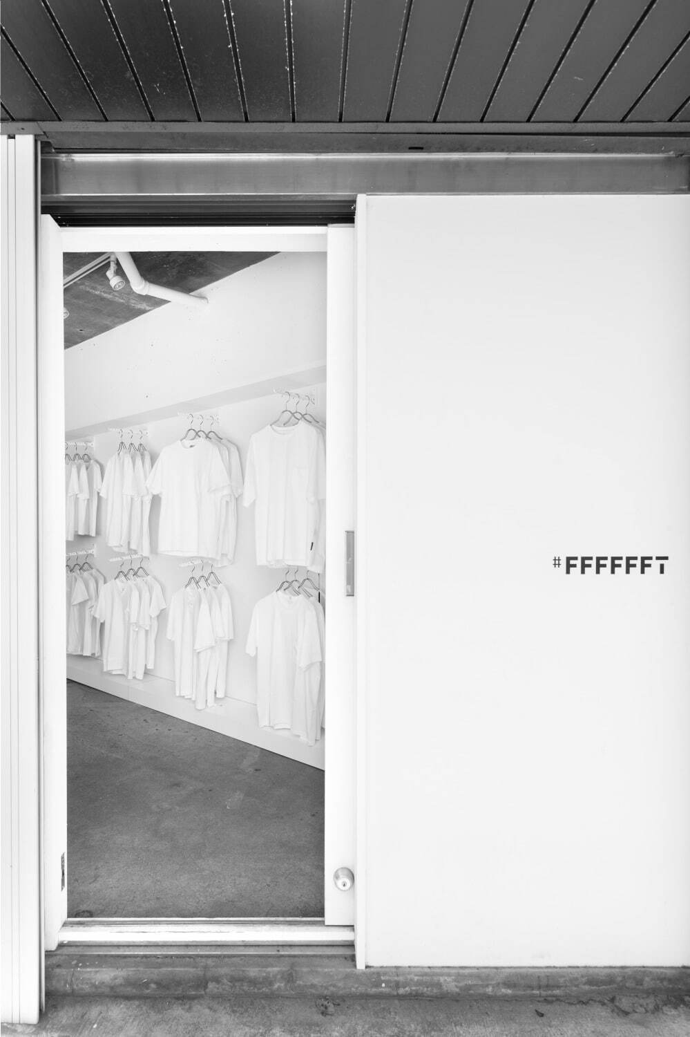 白T専門店「シロティ」×黒T専門店「クロティ」限定ショップが東京に、約100種類の無地Tシャツ集結｜写真1