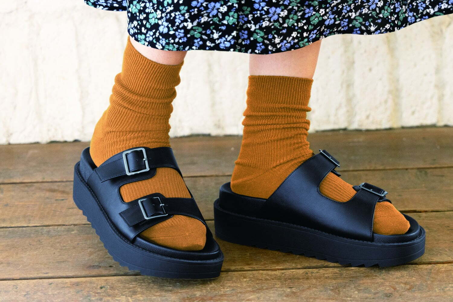 レッグウェア｜GU“ソックスと楽しむ”「秋サンダル」ふわふわファーやレオパード柄、新作ミニバッグも