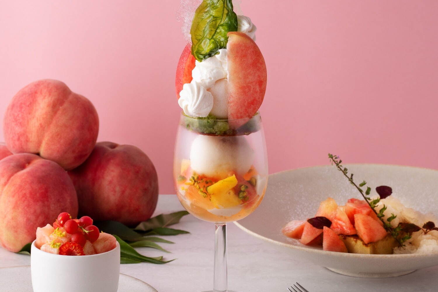 フルーツのコース料理専門店「フルーツサロン」から国産桃の新作コース、パフェやクレームブリュレ