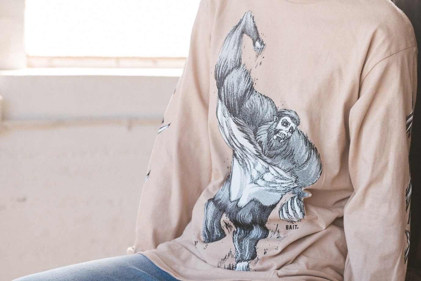 ベイト×漫画『進撃の巨人』のグラフィックTシャツ、エレン＆リヴァイの戦闘シーンや獣の巨人など