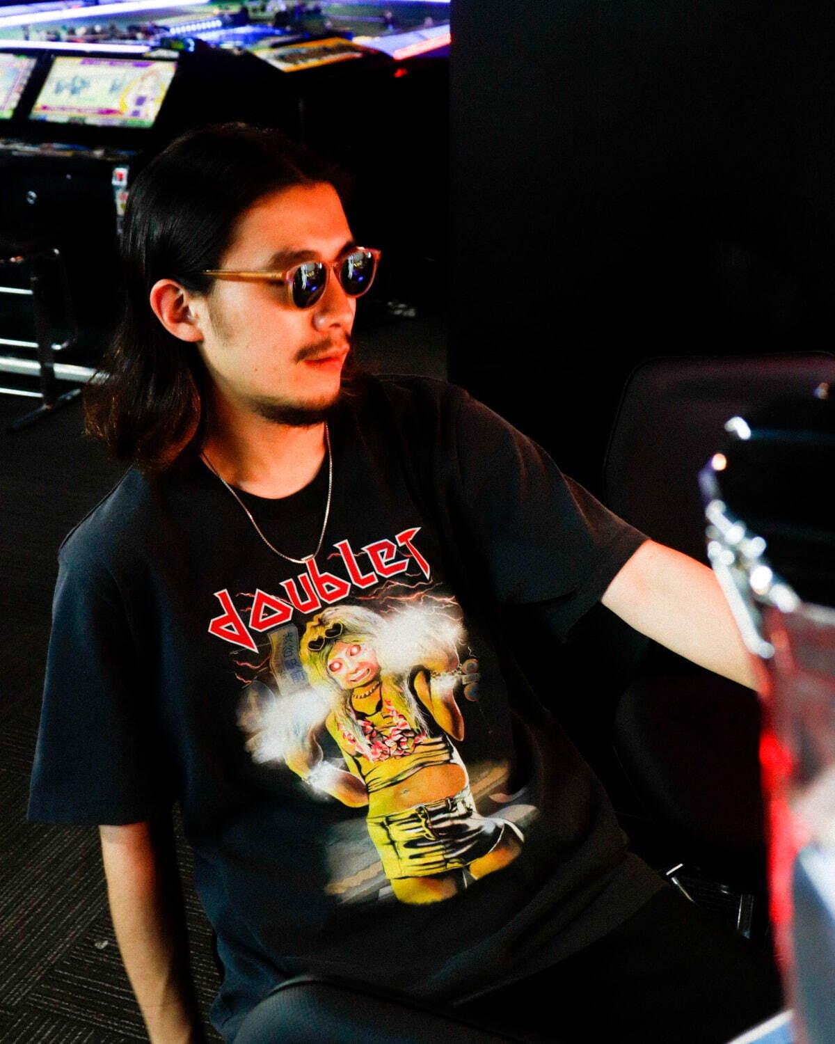 ダブレット×ウィズムのコラボTシャツ、ロックバンド風“渋谷のギャル”をプリント｜写真2
