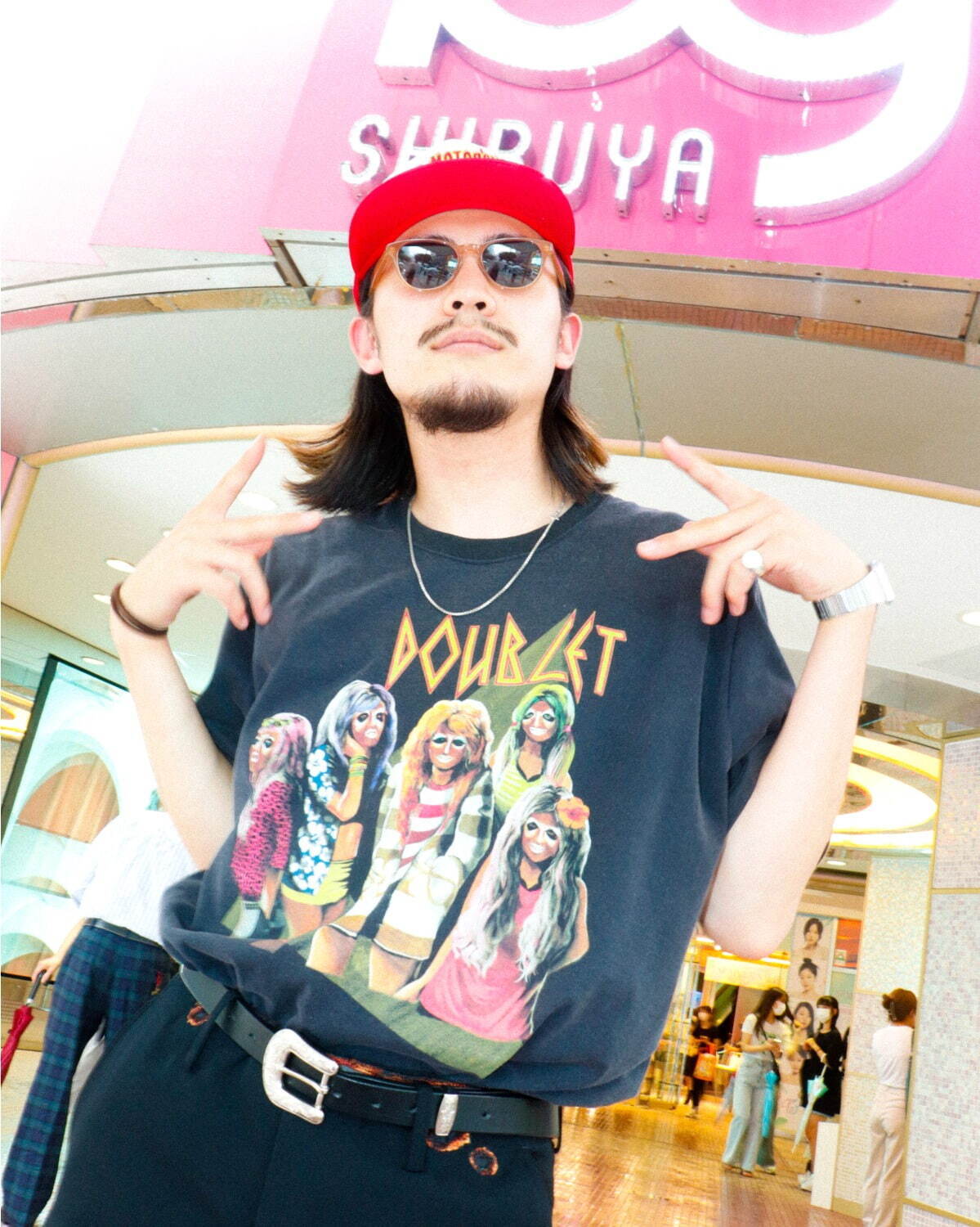 ダブレット×ウィズムのコラボTシャツ、ロックバンド風“渋谷のギャル”をプリント｜写真5