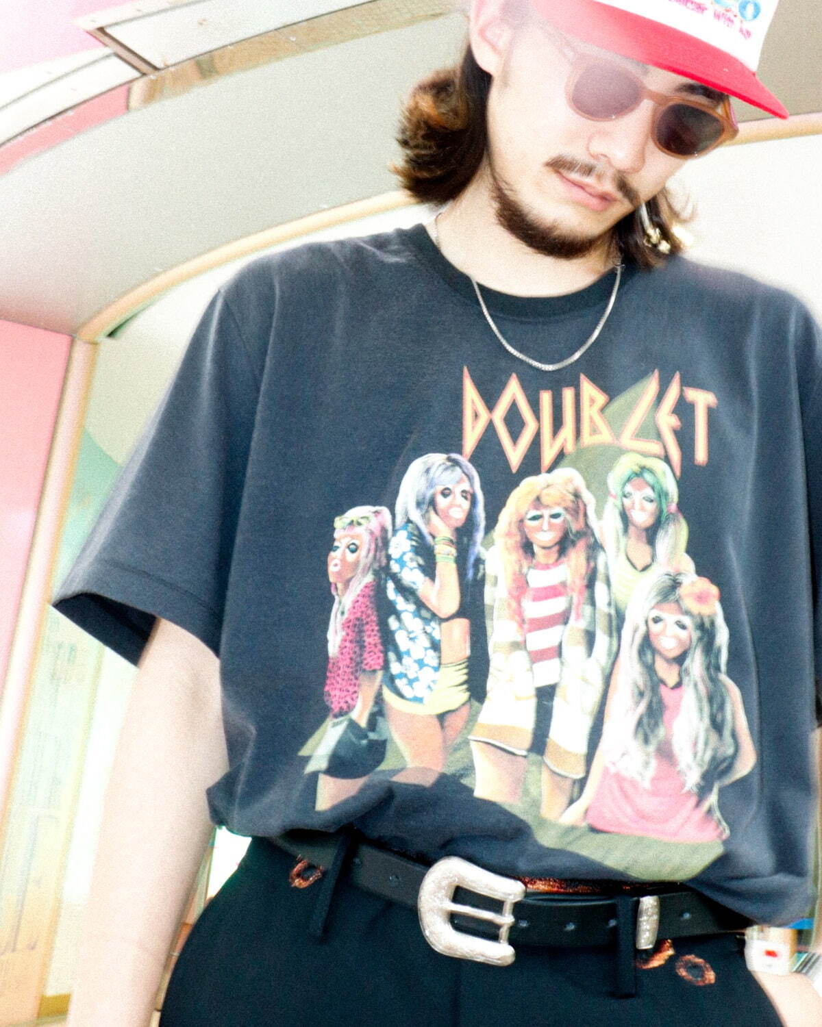 ダブレット×ウィズムのコラボTシャツ、ロックバンド風“渋谷のギャル”をプリント｜写真6