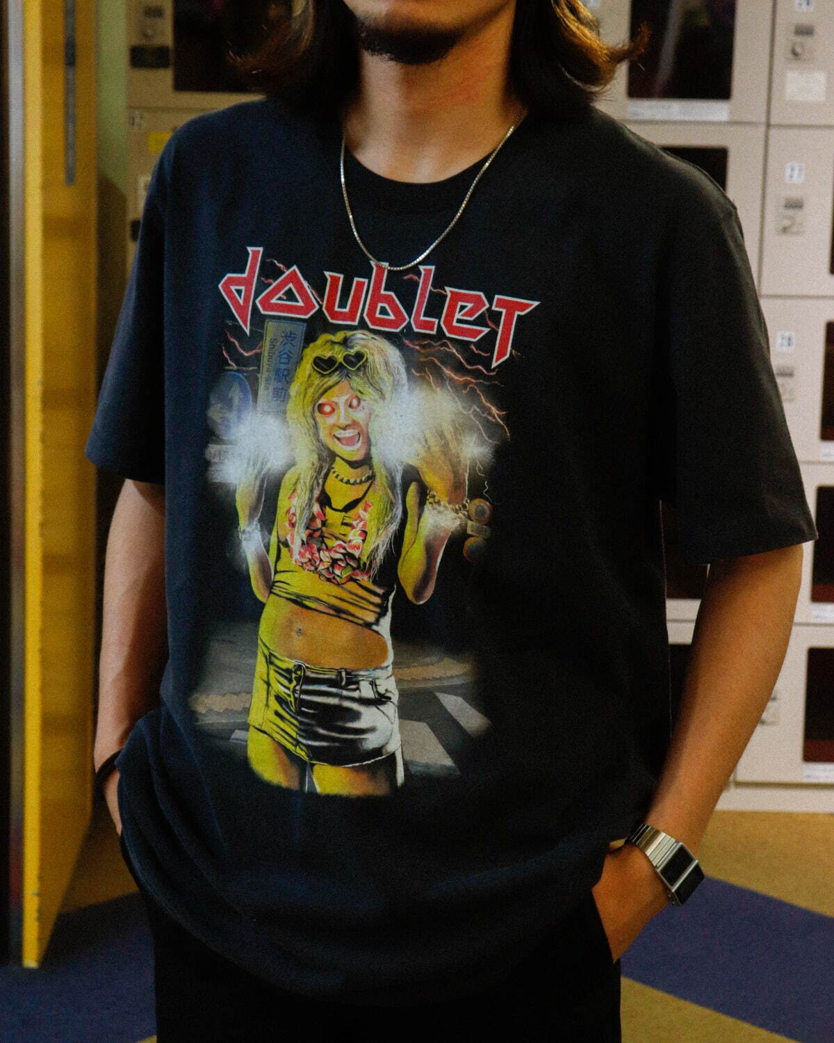ダブレット×ウィズムのコラボTシャツ、ロックバンド風“渋谷のギャル”をプリント｜写真4