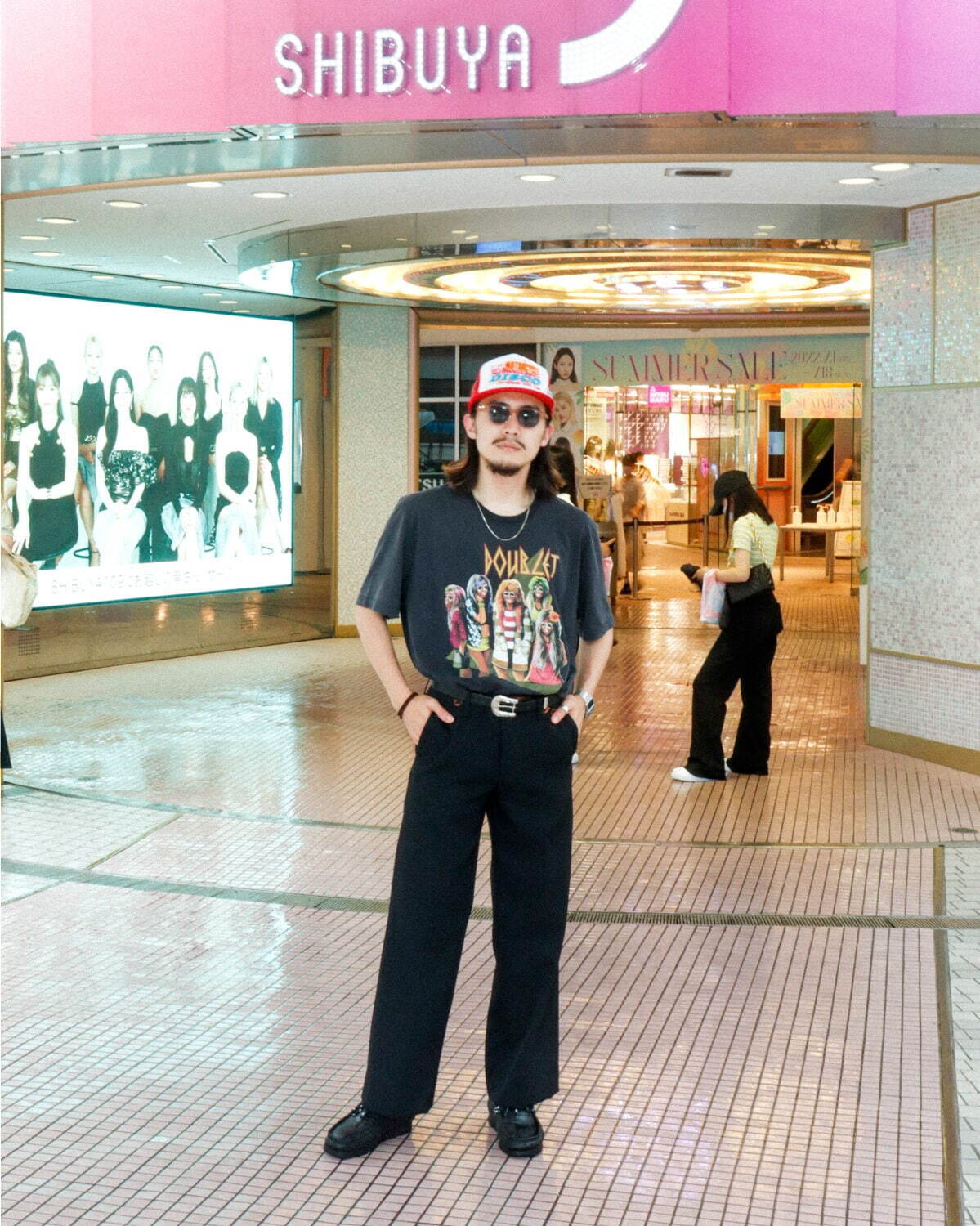ダブレット×ウィズムのコラボTシャツ、ロックバンド風“渋谷のギャル”をプリント｜写真7