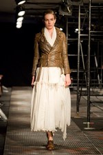 ザ ドレス アンド コー ヒデアキ サカグチ(The Dress & Co. HIDEAKI SAKAGUCHI)、2010-2011年秋冬コレクション｜写真21