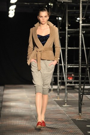 ザ ドレス アンド コー ヒデアキ サカグチ(The Dress & Co. HIDEAKI SAKAGUCHI)、2010-2011年秋冬コレクション｜写真4