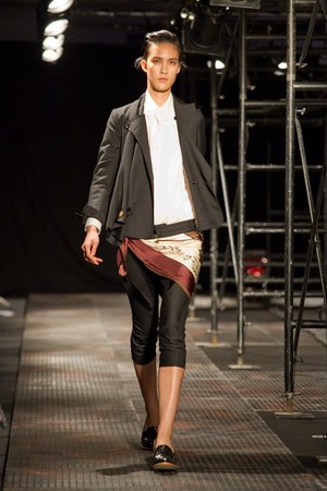 ザ ドレス アンド コー ヒデアキ サカグチ(The Dress & Co. HIDEAKI SAKAGUCHI)、2010-2011年秋冬コレクション｜写真9