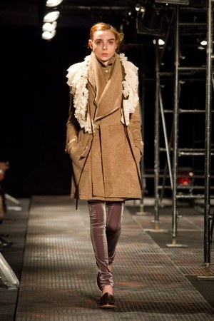 ザ ドレス アンド コー ヒデアキ サカグチ(The Dress & Co. HIDEAKI SAKAGUCHI)、2010-2011年秋冬コレクション｜写真23